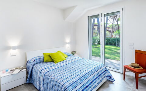 La Villa in Pineta 10: Interior Design, Flooring, Möbel, Fussboden, Zuhause, Decke, Bett, Zimmer, Schlafzimmer, Wohnung