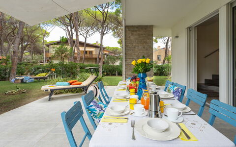 La Villa in Pineta 10: Gartenmöbel, Möbel, Garten, Stuhl, Schatten, Resort, Eco Hotel, Rasen, Garten, Hinterhof