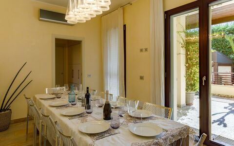 Villa Alais 8: Möbel, Interior Design, Flooring, Fussboden, Holz, Decke, Tabelle, Stuhl, Beleuchtung, Esszimmer