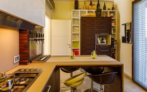 Villa Alais 8: Möbel, Interior Design, Küche, Countertop, Küchengerät, Cabinetry, Flooring, Holz, Major Appliance, Decke
