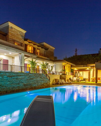 Villa Alais 8: Blau, Schwimmbad, Nacht, Wohngebiet, Resort, Beleuchtung, Zuhause, Elektrizität, Eco Hotel, Landschaft Beleuchtung