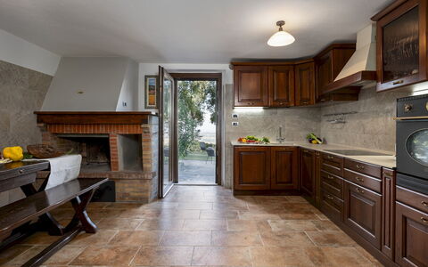 Villa Bel Panorama 8: Flooring, Interior Design, Holz, Möbel, Fussboden, Cabinetry, Decke, Beleuchtung, Küche, Zimmer