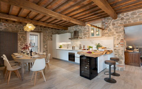 Villa Carlotta 8: Möbel, Interior Design, Flooring, Decke, Fussboden, Zuhause, Stuhl, Tabelle, Zimmer, Küche