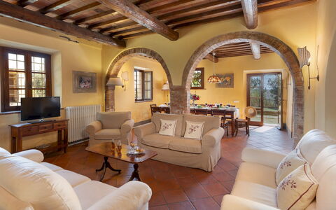 Villa Montefalconi 11: Möbel, Interior Design, Flooring, Wand, Couch, Fussboden, Decke, Wohnzimmer, Holz, Tabelle