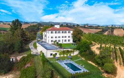 Villa Boemia 10: Zuhause, Haus, Landschaft, Wohngebiet, Estate, Villa, Villa, Rasen, Bauernhaus, Landscaping