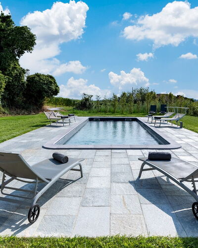 Villa Boemia 10: Gartenmöbel, Möbel, Schwimmbad, Stuhl, Sonnenliege, Garten, Schatten, Tisch Im Freien, Rasen, Landscaping
