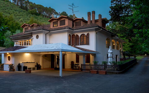 Villa Manganelli 12: Gebäude, Fenster, Haus, Dach, Zuhause, Wohngebiet, Die Architektur, Estate, Tür, Hütte