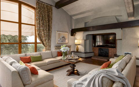 Villa Adisa 8: Möbel, Interior Design, Couch, Flooring, Wohnzimmer, Holz, Zuhause, Fussboden, Beleuchtung, Decke