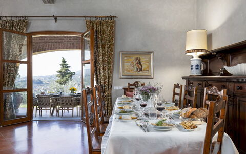 Villa Adisa 8: Möbel, Tabelle, Stuhl, Esszimmer, Interior Design, Zuhause, Küche & Esszimmer Tisch, Tischdecke, Barware, Kelche