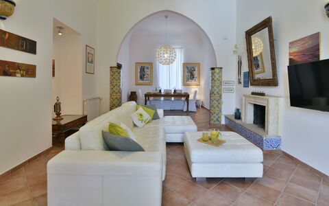 Villa Afrodite 8: Möbel, Interior Design, Flooring, Couch, Fussboden, Wohnzimmer, Beleuchtung, Decke, Zimmer, Zuhause