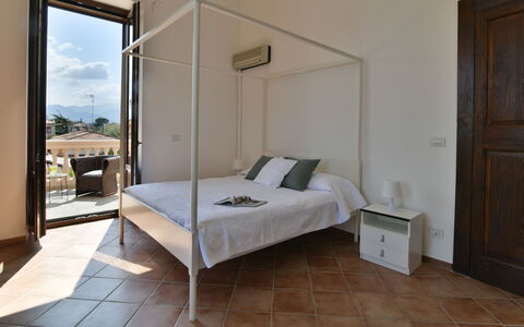 Villa Afrodite 8: Interior Design, Bett, Möbel, Schlafzimmer, Flooring, Fussboden, Holz, Decke, Bedding, Bettdecke