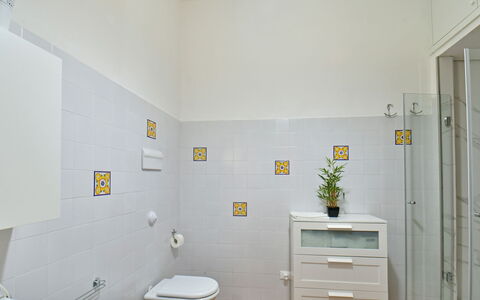 Villa Afrodite 8: Wand, Flooring, Interior Design, Fussboden, Gelb, Fliese, Armatur, Badezimmer, Zimmer, Installation