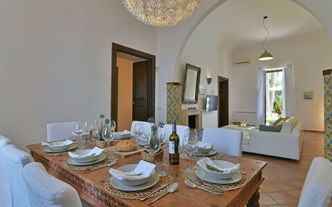 Villa Afrodite 8: Möbel, Interior Design, Stuhl, Tabelle, Flooring, Decke, Esszimmer, Beleuchtung, Küche & Esszimmer Tisch, Zimmer