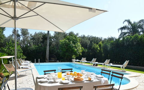 Villa Afrodite 8: Schwimmbad, Möbel, Regenschirm, Gartenmöbel, Resort, Stuhl, Sonnenliege, Schatten, Eco Hotel, Freizeit