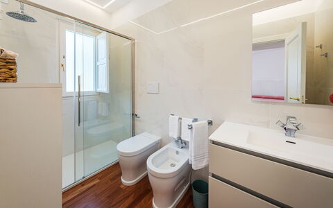 Villa Bellina 6: Badezimmer, Flooring, Armatur, Fussboden, Interior Design, Wand, Toilleten Sitz, Toilette, Bad Sink, Sinken