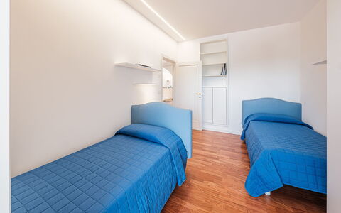 Villa Bellina 6: Flooring, Fussboden, Interior Design, Decke, Wohnung, Zimmer, Schlafzimmer, Bett, Bettrahmen, Bedding