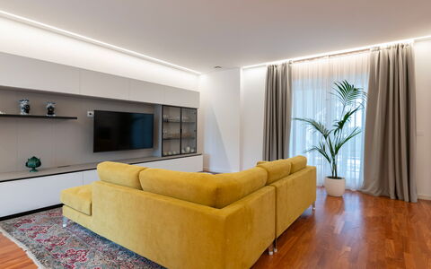 Villa Bellina 6: Möbel, Interior Design, Flooring, Fussboden, Couch, Wand, Holz, Decke, Wohnzimmer, Zimmer
