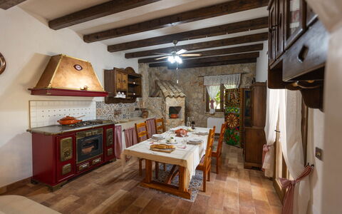 Villa i Mori 4: Möbel, Interior Design, Flooring, Holz, Küche, Fussboden, Tabelle, Decke, Beleuchtung, Küche & Esszimmer Tisch