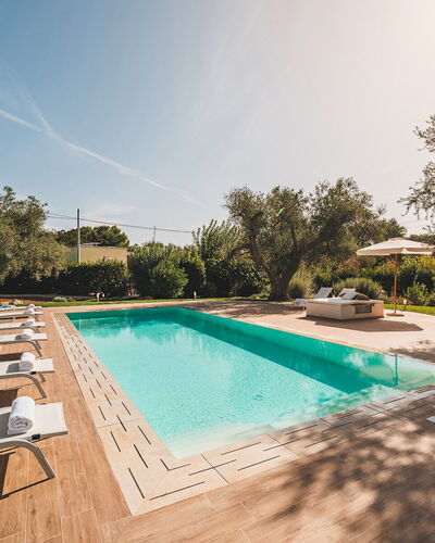 Trulli Biancapetra 8+2: Schwimmbad, Resort, Estate, Gartenmöbel, Eco Hotel, Hazienda, Garten, Landscaping, Sonnenliege, Villa
