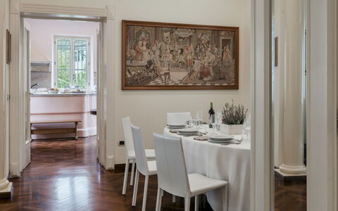 Villa Liberty Albisola 6+2: Möbel, Interior Design, Flooring, Tabelle, Holz, Fussboden, Stuhl, Küche & Esszimmer Tisch, Esszimmer, Decke