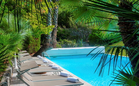 Villa Liberty Albisola 6+2: Schwimmbad, Gartenmöbel, Resort, Sonnenliege, Eco Hotel, Freizeit, Schatten, Tropen, Stuhl