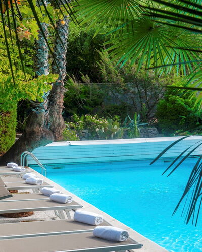 Villa Liberty Albisola 6+2: Schwimmbad, Gartenmöbel, Resort, Sonnenliege, Eco Hotel, Freizeit, Schatten, Tropen, Stuhl