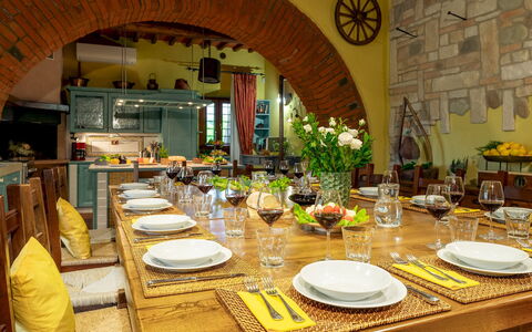 Podere Giardino 16+2: Möbel, Interior Design, Tabelle, Stuhl, Esszimmer, Holz, Geschirr, Küche & Esszimmer Tisch, Decke, Zimmer