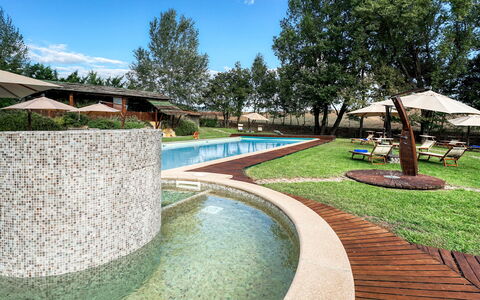 Podere Giardino 16+2: Schwimmbad, Garten, Resort, Water Feature, Hinterhof, Rasen, Landscaping, Eco Hotel, Garten, Hazienda