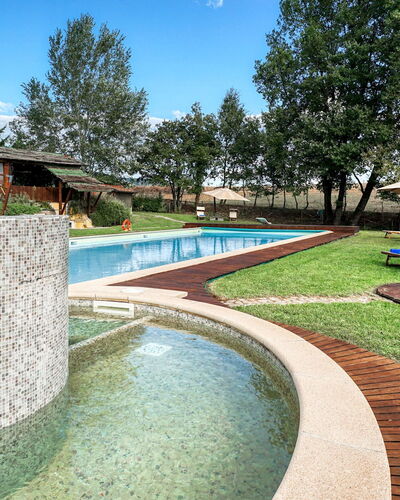 Podere Giardino 16+2: Schwimmbad, Garten, Resort, Water Feature, Hinterhof, Rasen, Landscaping, Eco Hotel, Garten, Hazienda