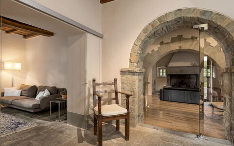 Villa la Rassinata 8: Möbel, Wand, Flooring, Interior Design, Fussboden, Beleuchtung, Decke, Zimmer, Wohnzimmer, Stuhl