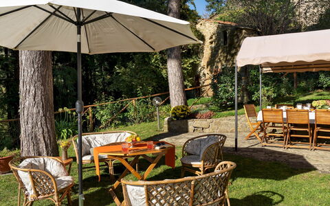 Villa la Rassinata 8: Möbel, Holz, Gartenmöbel, Regenschirm, Tabelle, Tisch Im Freien, Stuhl, Schatten, Garten, Outdoor Struktur