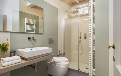 Villa la Rassinata 8: Badezimmer, Interior Design, Armatur, Flooring, Fussboden, Bad Sink, Sinken, Toilette, Zapfhahn, Decke