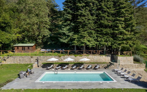 Villa la Rassinata 8: Gartenmöbel, Schwimmbad, Garten, Landscaping, Flagstone, Eco Hotel, Resort, Schatten, Regenschirm, Park