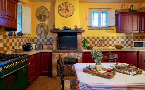 La Mandolata 12: Möbel, Küche, Interior Design, Flooring, Küchengerät, Major Appliance, Herd, Zimmer, Beleuchtung, Countertop