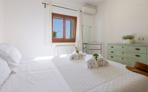Villa Floria 4: Interior Design, Möbel, Holz, Fussboden, Flooring, Decke, Bett, Schlafzimmer, Wohnung, Zimmer