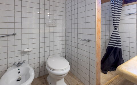 Villa Floria 4: Toilleten Sitz, Badezimmer, Toilette, Armatur, Wand, Flooring, Fussboden, Installation, Interior Design, Fliese