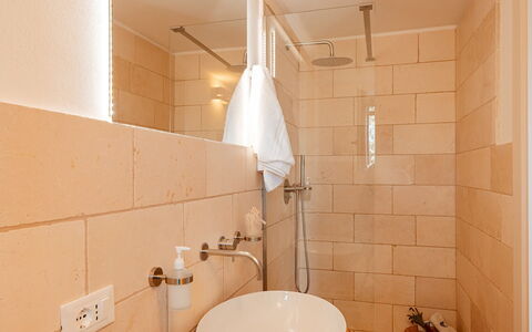 Villa Belkis 6: Wand, Interior Design, Bad Sink, Flooring, Armatur, Badezimmer, Holz, Fussboden, Zapfhahn, Beleuchtung