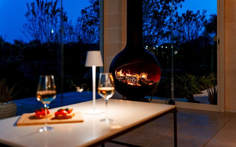 Villa Belkis 6: Beleuchtung, Hitze, Feuerstelle, Stuhl, Kamin, Kamin, Zimmerpflanze, Wohnzimmer