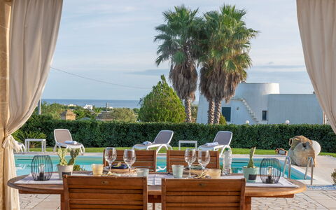 Villa Serena 4: Blau, Möbel, Gartenmöbel, Schwimmbad, Resort, Stuhl, Schatten, Regenschirm, Eco Hotel, Landscaping