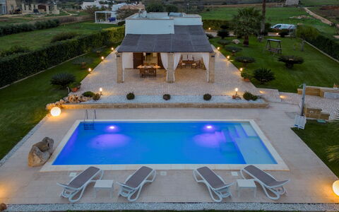 Villa Serena 4: Schwimmbad, Thermae, Resort, Gartenmöbel, Water Feature, Eco Hotel, Regenschirm, Estate, Möbel, Flagstone