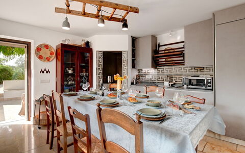 Villa Giari 8: Möbel, Interior Design, Stuhl, Tabelle, Esszimmer, Flooring, Holz, Küche & Esszimmer Tisch, Decke, Beleuchtung