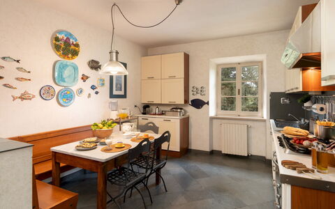Casa del Duca 10: Möbel, Interior Design, Flooring, Küche, Countertop, Fussboden, Holz, Decke, Cabinetry, Light Fixture