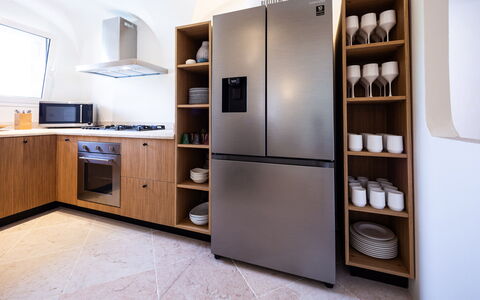 Villa Anga 10+1: Küchengerät, Interior Design, Küche, Major Appliance, Möbel, Holz, Flooring, Cabinetry, Countertop, Haushaltsgerät