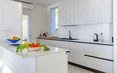 Villa Gioia 8: Küche, Countertop, Interior Design, Flooring, Sinken, Möbel, Holz, Armatur, Cabinetry, Zuhause