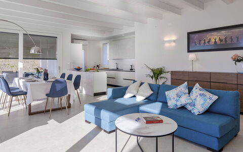 Villa Gioia 8: Möbel, Interior Design, Flooring, Couch, Fussboden, Decke, Tabelle, Holz, Wohnzimmer, Zimmer