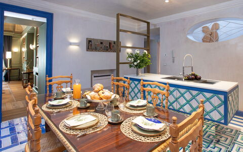 Belvedere Guastella a 8: Blau, Möbel, Interior Design, Flooring, Fussboden, Decke, Beleuchtung, Zimmer, Esszimmer, Tabelle