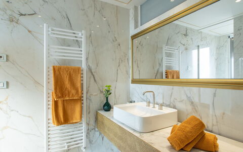 Belvedere Guastella a 8: Interior Design, Armatur, Flooring, Zapfhahn, Fussboden, Installation, Badezimmer, Fliese, Sinken, Spiegel