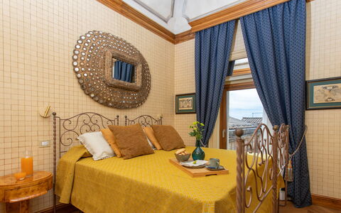 Belvedere Guastella a 8: Holz, Interior Design, Schlafzimmer, Möbel, Fussboden, Linens, Bett, Flooring, Bettdecke, Bedding