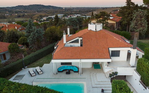 Villa Vae Victis 6: Dach, Wohngebiet, Schwimmbad, Haus, Zuhause, Estate, Villa, Eco Hotel, Resort, Design