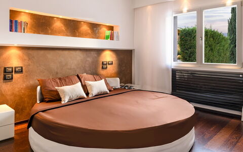 Villa Vae Victis 6: Bett, Möbel, Interior Design, Schlafzimmer, Bedding, Bettdecke, Wand, Flooring, Fussboden, Holz